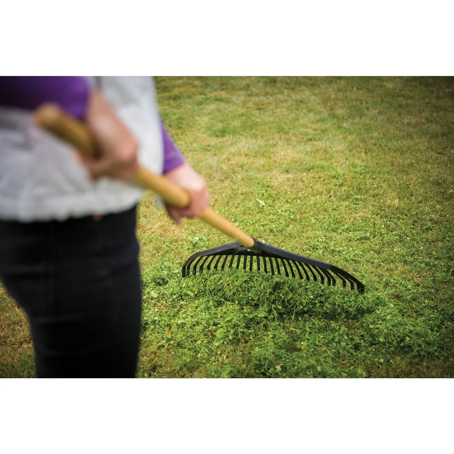 Fiskars Leaf Garden Rake - Extra Large 4 Fiskars Leaf Garden Rake - Extra Large - Image 2